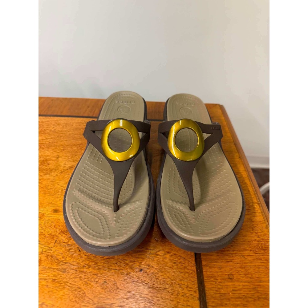 Crocs Sanrah‎ Hammered Circle Wedge Sandals Womens 9 Brown Tan Thong Flip Flops
